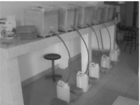 Gambar 1.Eksperimen, salah satu teknik pengujian  kecepatan pencairan es di dalam kotak dengan  dinding insulasi polyurethane  yang memiliki  kerapatan yang berbeda, yaitu ρ = 30, 35, 40, 45,  dan 50 kg/m 3