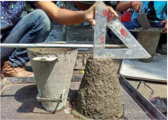 GAMBAR 4. Pengujian slump beton segar 