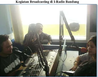 Gambar 2.1 Kegiatan Broadcasting di I-Radio Bandung 
