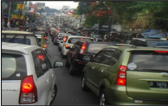 Gambar 1.4 Kondisi Lalu Lintas yang padat pada Jl. Sukajadi, Kota Bandung