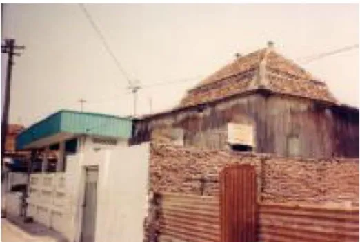 Gambar 2. Contoh rumah dengan atap mansard (Madiasworo, 2009) 