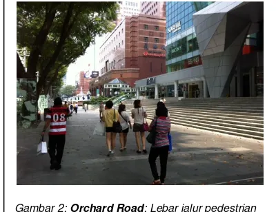 Gambar 2: Orchard Road: Lebar jalur pedestrian yang dapat mengakomodasi begitu banyaknya pejalan kaki, sehingga terasa nyaman dan aman bagi para pejalan kaki Sumber: Dokumentasi penulis, 2012 