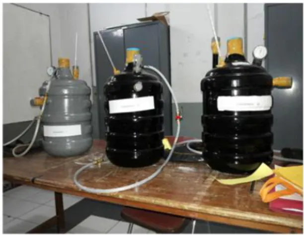 Gambar  2. Prototipe Kompor Biogas  Kompor  biogas  yang  dirancang  merupakan modifikasi dari kompor gas elpiji,  proses penggunaannya sama dengan kompor  gas  elpiji,  namun  proses  aliran  penampung  biogas ke kompor gas yang berbeda