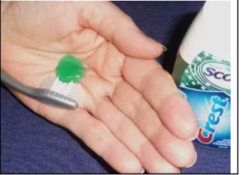 Gambar 4. 2 Cara pegang sikat dan Mengeluarkan pasta gigi 