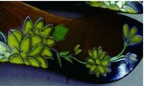 Gambar. III.29 motif bunga mawar pada badan kelom geulis Sheny Tasikmalaya (20) 