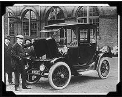 Gambar 2.1 Thomas Edison dan mobil listriknya tahun 1913