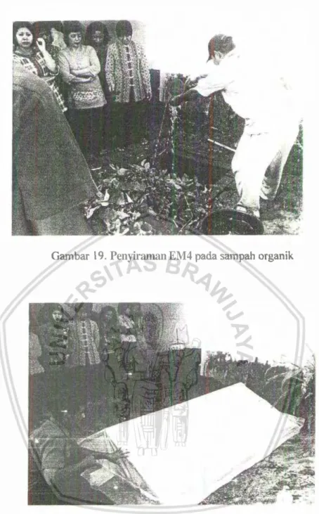 Gambar  19. Penyiraman EM4 pada sampah  otganik 