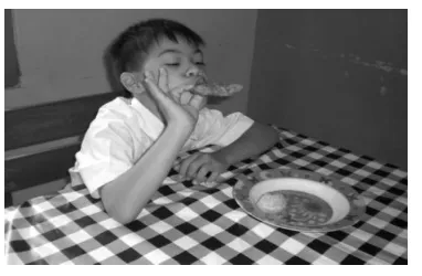 Gambar 4. 4: Anak sedang Makan tanpa sendok 