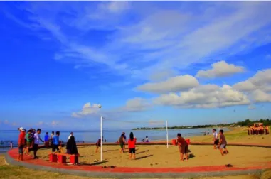 Gambar  2.  Wisatawan  sedang  menikmati  rekreasi  di  Pantai  Marina (Sumber: detik.com) 