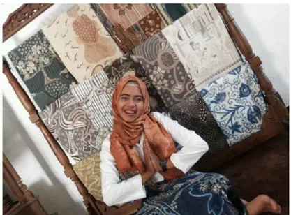 Gambar 13. Nuri Hidayati dan produk batik alamnya (Foto: Koleksi Hidayati, 2015) 