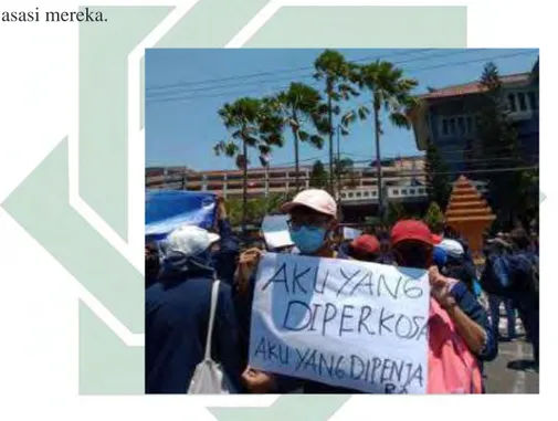 Gambar 2: GAYa Nusantara saat aksi protes di depan gedung DPRD Jatim