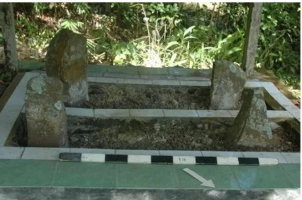 Gambar 4. Makam Tunggak Meriam yang telah dipugar masyarakat setempat (Sumber: Balar Sumsel 2012) 