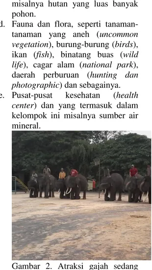 Gambar  2.  Atraksi  gajah  sedang  hormat 