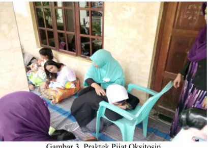 Gambar 3. Praktek Pijat Oksitosin