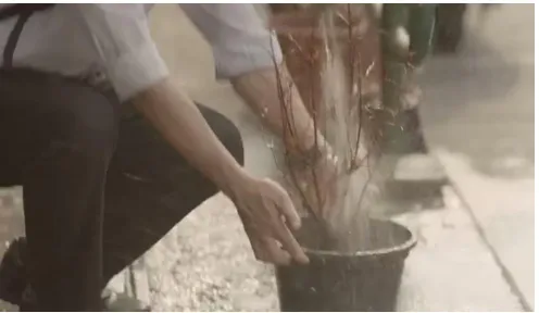 Gambar 4.4: Pemuda memindahkan tanaman kering pada aliran air 