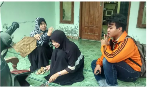 Gambar 2.3: dua mahasiswi Thaliand dan satu mahasiswa Indonesia  (abdurrahman,  mahasiswa  Tafsir  Hadist)  sedang  berkomunikasi (kontak mata yang terjadi sangat minim  dalam  berbincang,  pakaian  bergamis  dan  berjilbab  besar) 