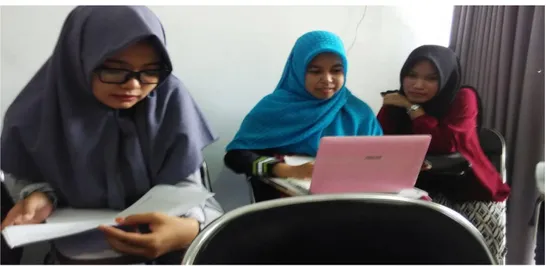 Gambar 2.4 : mahasiswa Thailand (sareena) dan dua mahasiswi Indonesia sedang  mngerjakan tugas kelompok 