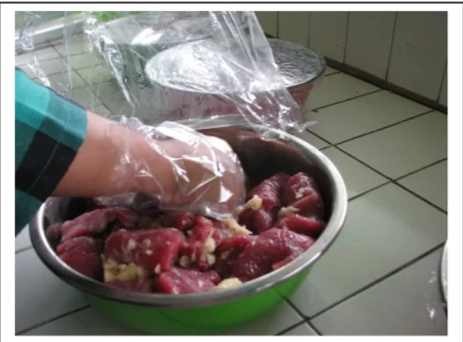 Gambar 1.  Cara  melakukan  marinasi  daging  sapi  dengan  menggunakan blend bawang putih 