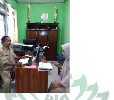 Gambar 2. Peneliti melakukan interview dengan Ustad Agus Sugiarto di kantor LP2A