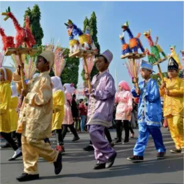 Gambar 6 – Prosesi arak-arakan Warak Ngendog pada dugderan 2019 (dok. DISBUDPAR)  Nama Warak yang berasal dari bahasa Arab waro’a, wariq yang memiliki  arti  menghindari  yang  dilarang  untuk  kembali  suci  yang  kemudian  telurnya  diibaratkan  sebagai 