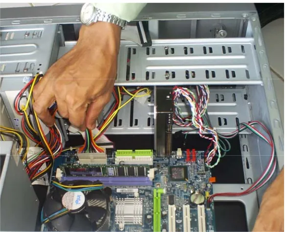 Gambar  14.  Memasang kabel daya 2  ke motherboard  