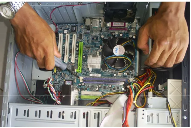 Gambar  9.  Memasang motherboard pada casing  
