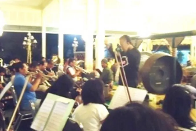 Gambar 2. Perpaduan instrumen orkestra Barat dengan  gamelan  Jawa  untuk  mengiringi  Tari  Bedaya  Wiwaha  Sangaskara dalam sebuah latihan di Bangsal Kepatihan  