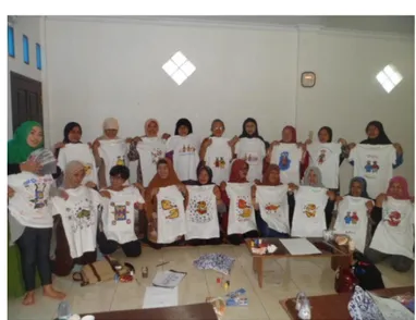 Gambar 11. Hasil Kreativitas Lukisan Kaus Motif Batik Bekasi di Lingkungan PKK Pandan Wangi   Pembahasan  dari  makalah  ini  menunjukkan 