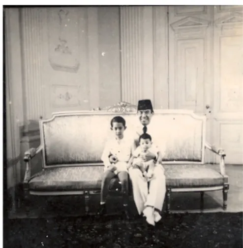 Gambar 16 Foto Dullah berobjek Presiden Sukarno  bersama dua putranya.