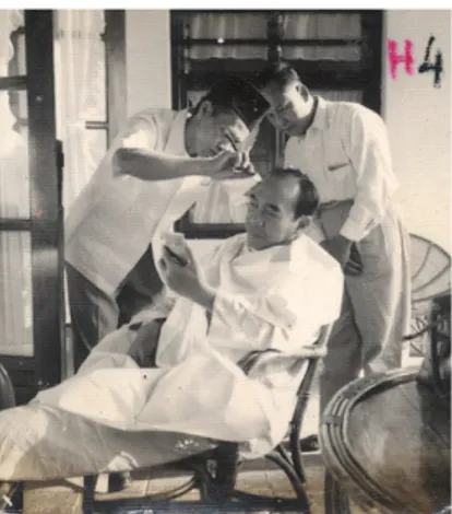Gambar 17  Foto Dullah menggambarkan Presiden  Sukarno tengah dicukur rambutnya.