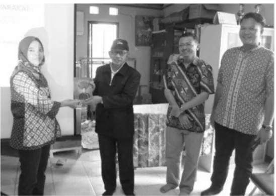 Gambar 1. Pemberian Souvenir oleh Ketua  Program Studi HI kepada Pihak LSP Batik 