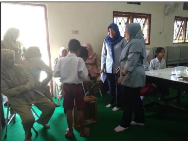Gambar 3. Estafet Peserta Didik dalam Permainan Balap Egrang  