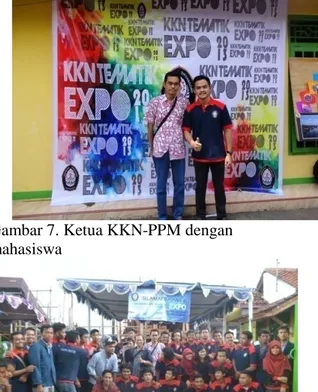 Gambar 6. Suasana mahasiswa KKN dengan  warga saat expo KKN-PPM  