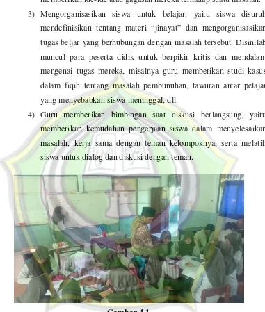 Gambar 4.1 Kegiatan Saat Guru Memberikan Bimbingan Saat Diskusi Berlangsung.