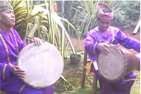 Gambar 1: Narasumber ahli Riedel Sipir dan Umbure Kalengghihang   terlibat dalam permainan ensambel Tagonggong 