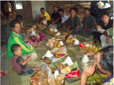 Gambar 7.  Kenduri dan makan bersama (kembul bujana), mengiringi ritual menjelang panen  di Desa Tarubatang, Kecamatan Selo, Kabupaten Boyolali.Acara ini biasanya dilanjutkan  dengan pementasan beraneka ragam tari rakyat.