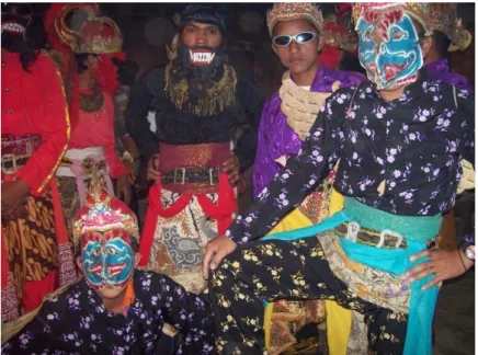 Gambar 2.  Salah satu ragam kostum yang dipakai dalam pementasan tari rakyat di Desa  Lencoh, Kecamatan Selo, Kabupaten Boyolali.