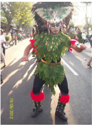 Gambar 5.  Salah satu kostum yang dipakai  penari topeng ireng dari Desa Tarubatang,  Kecamatan Selo dalam pementasan pada  peringatan hari jadi Kabupaten Boyolali