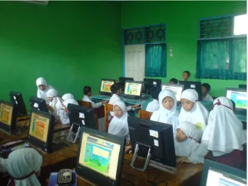 Gambar suasana proses pembelajaran dengan metode e-learning di sekolah