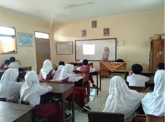 Gambar 1. Siswa sedang diberi materi volume bangun ruang dengan program GeoGebra 