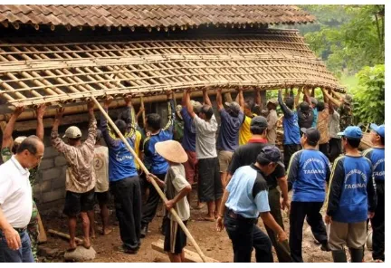 Gambar 1: Masyarakat Desa bergotong royong membangun rumah Masyarakat tradisional bergotong royong  