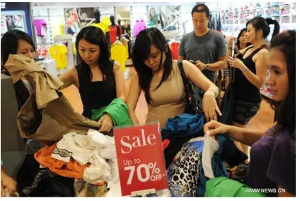 Gambar 2: para wanita menikmati diskon besar-besaran di salah satu mall Sumber: http://news.xinhuanet.com/english/photo/2013-06/22/c_132476837.htm 