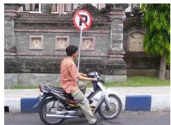 Gambar 4: Seorang pria menyalahi peraturan rambu-rambu lalu lintas  