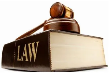 Gambar 4.: Kitab undang-undang Hukum pengadilan & palu hakim 