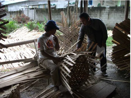 Gambar  4. Pengrajin Keranjang Bambu di Kabupaten Langkat  