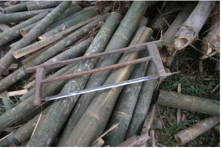Gambar 6. Alat yang dipakai pengerajin bambu, a. Pisau raut, b. Tatah ukir  