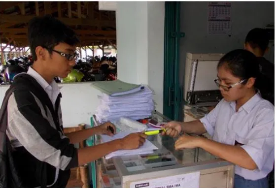 Gambar 2 : Siswa magang di koperasi sekolah 