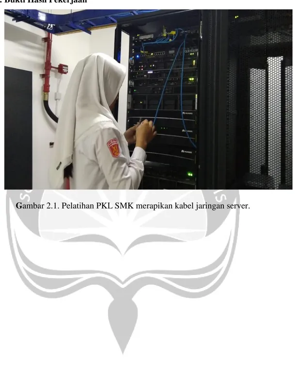 Gambar 2.1. Pelatihan PKL SMK merapikan kabel jaringan server. 