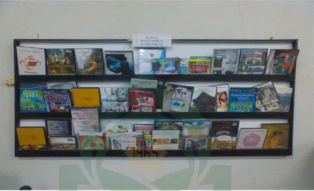 Gambar : Meja Baca di perpustakaan Universitas Fajar Makassar