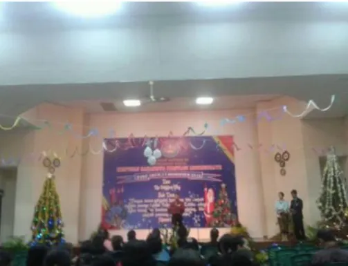 Gambar  4.14.  Menunjukkan  mahasiswa  non  muslim  dan umat Kristiani  yang  berada  di  Bhatupat  merayakan  natal  di  gereja  PJKP  PT
